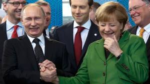 La Merkel vuole infliggere nuove sanzioni alla Russia, scontrandosi con la decisione dell'UE che vuole congelarle